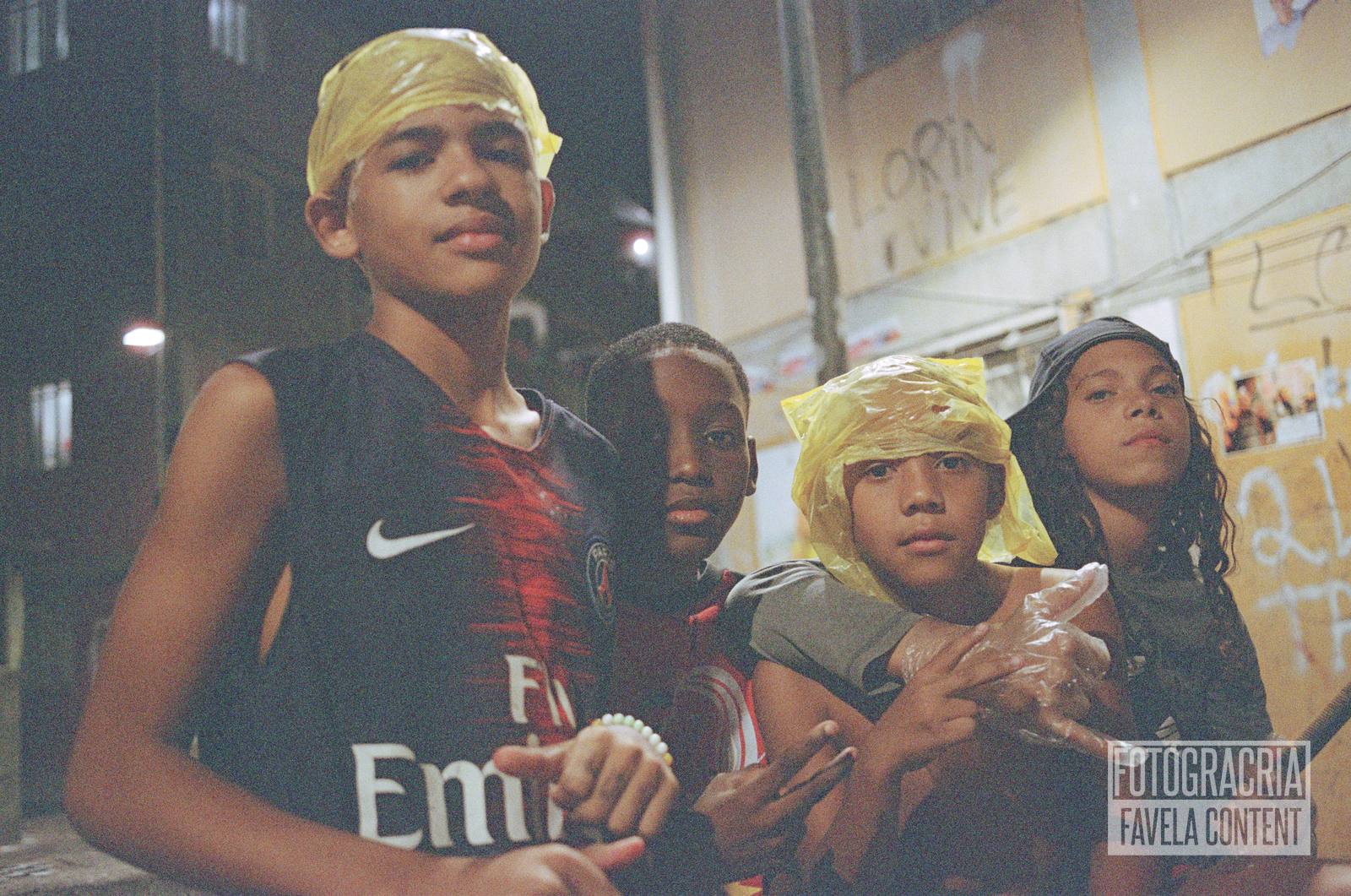 quatre enfants la nuit, deux d’entre eux avec un sac plastique jaune sur la tête pendant la décoloration