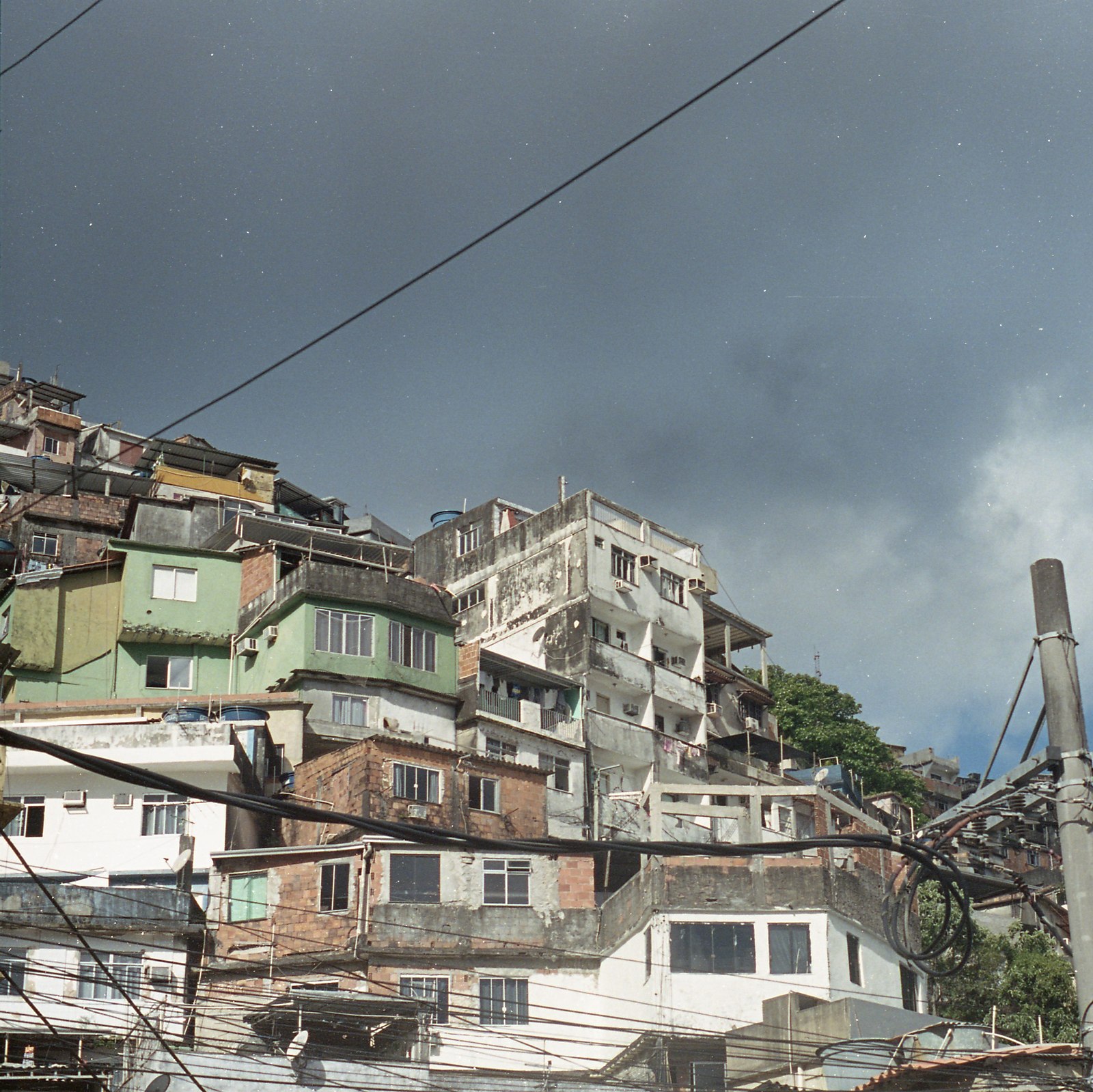 as casas da Rocinha na encosta, sob um céu cinza