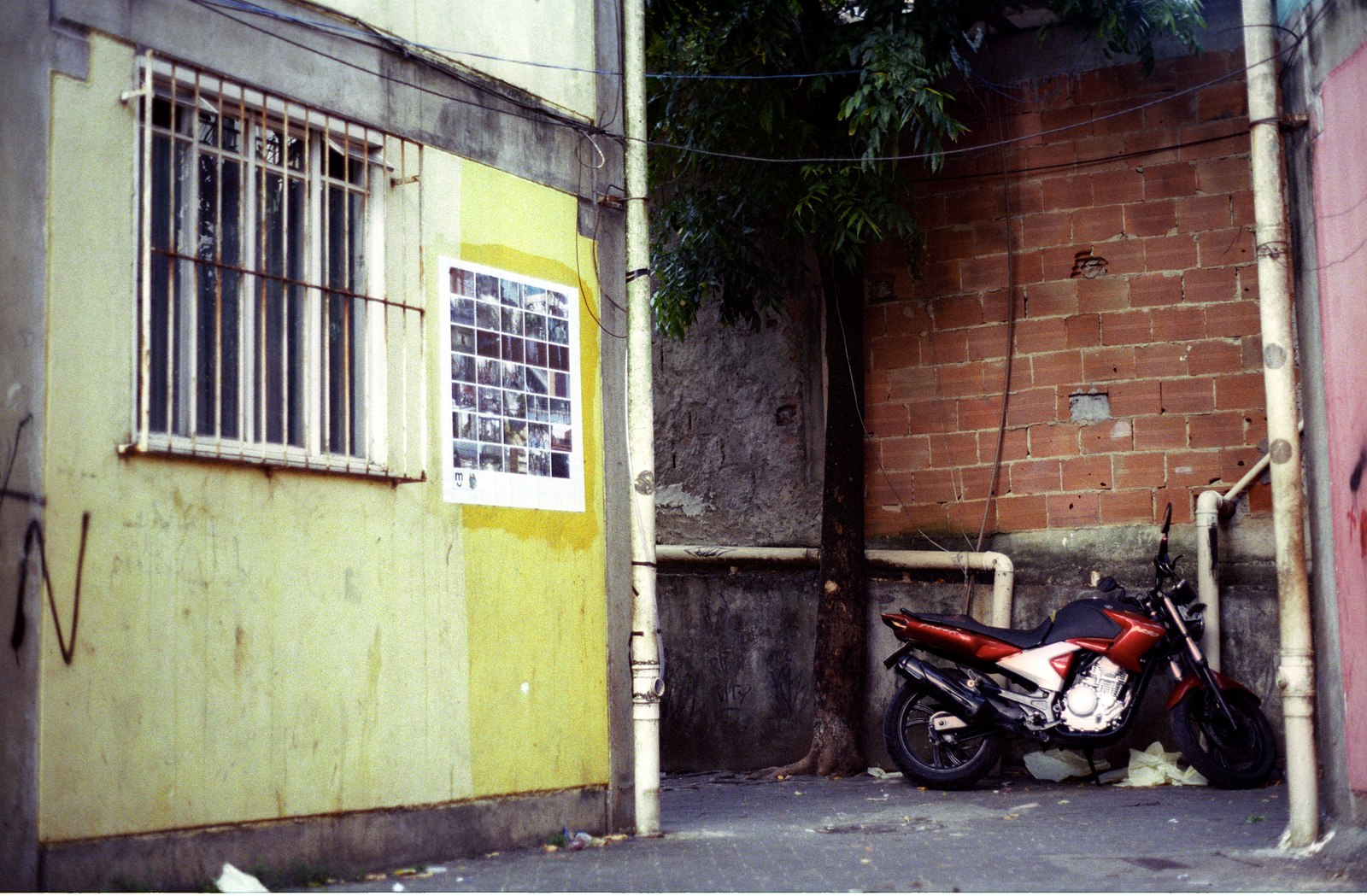 um cartaz ao lado das motos