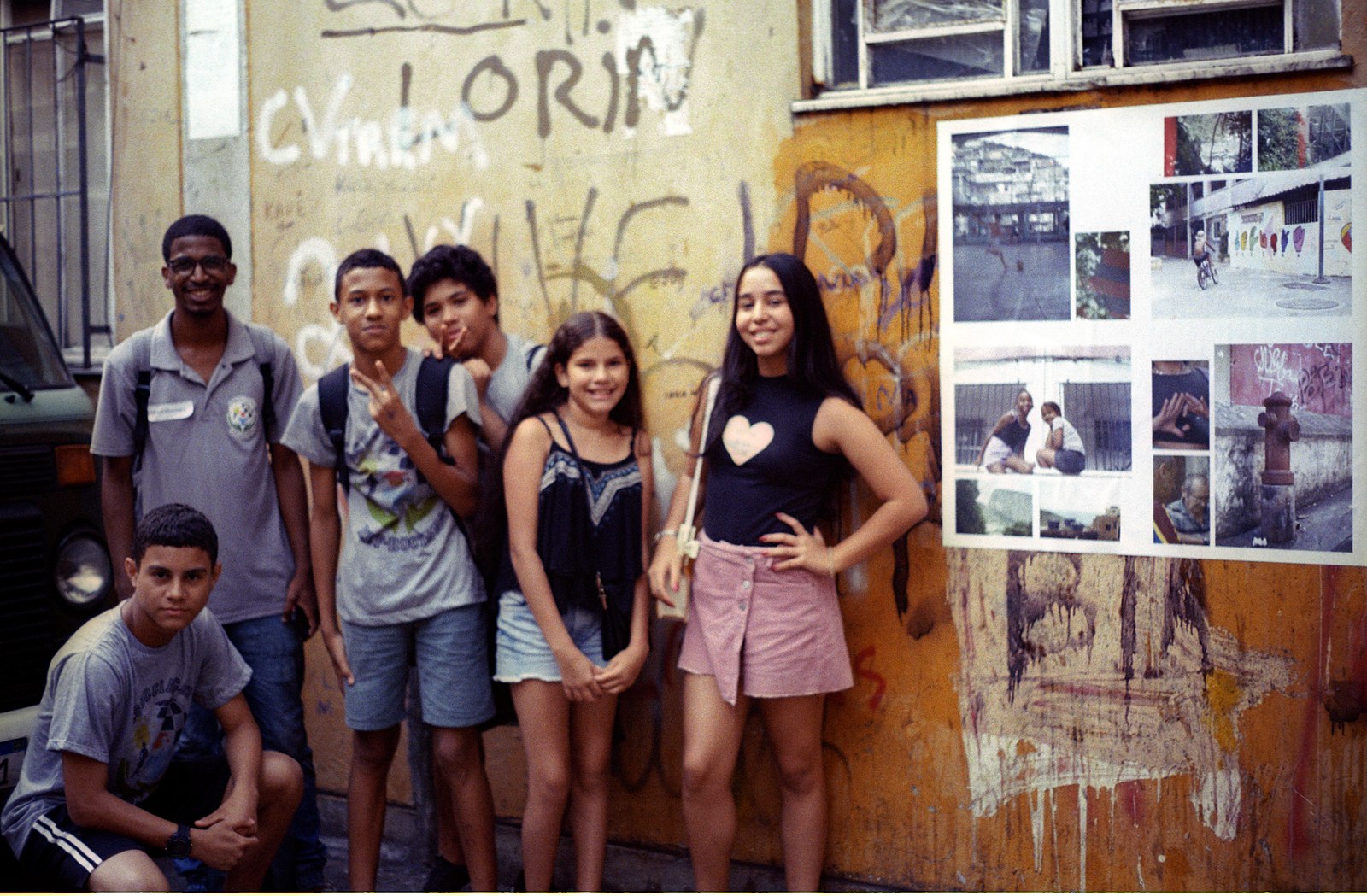 o grupo na frente da exposição