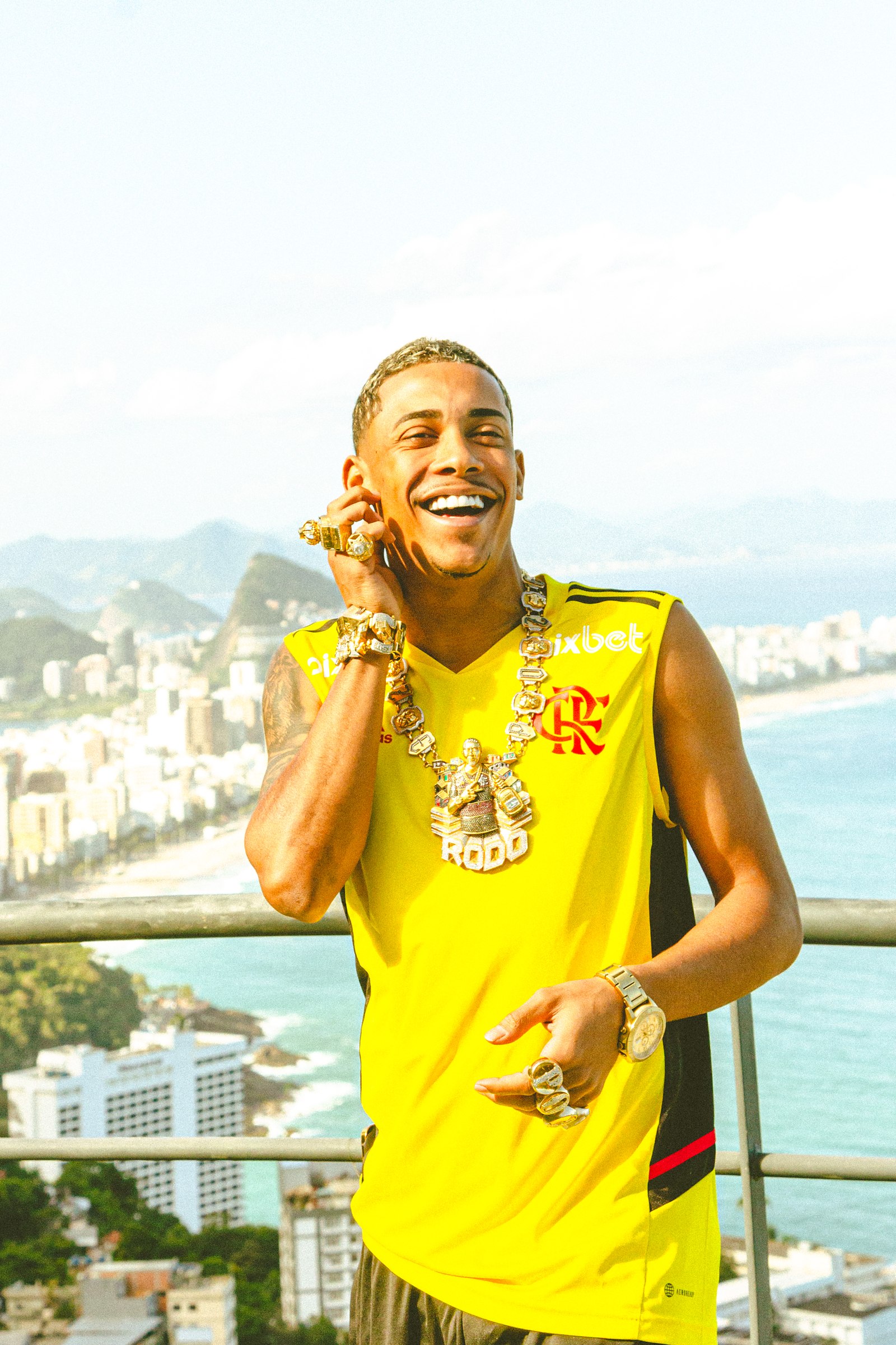 Poze sonriendo en el Vidigal