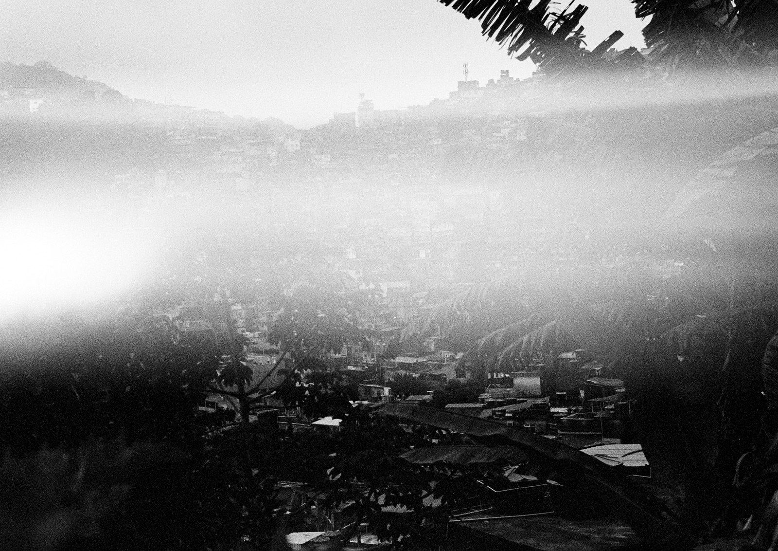 la favela en blanco y negro, bajo una luz blanca