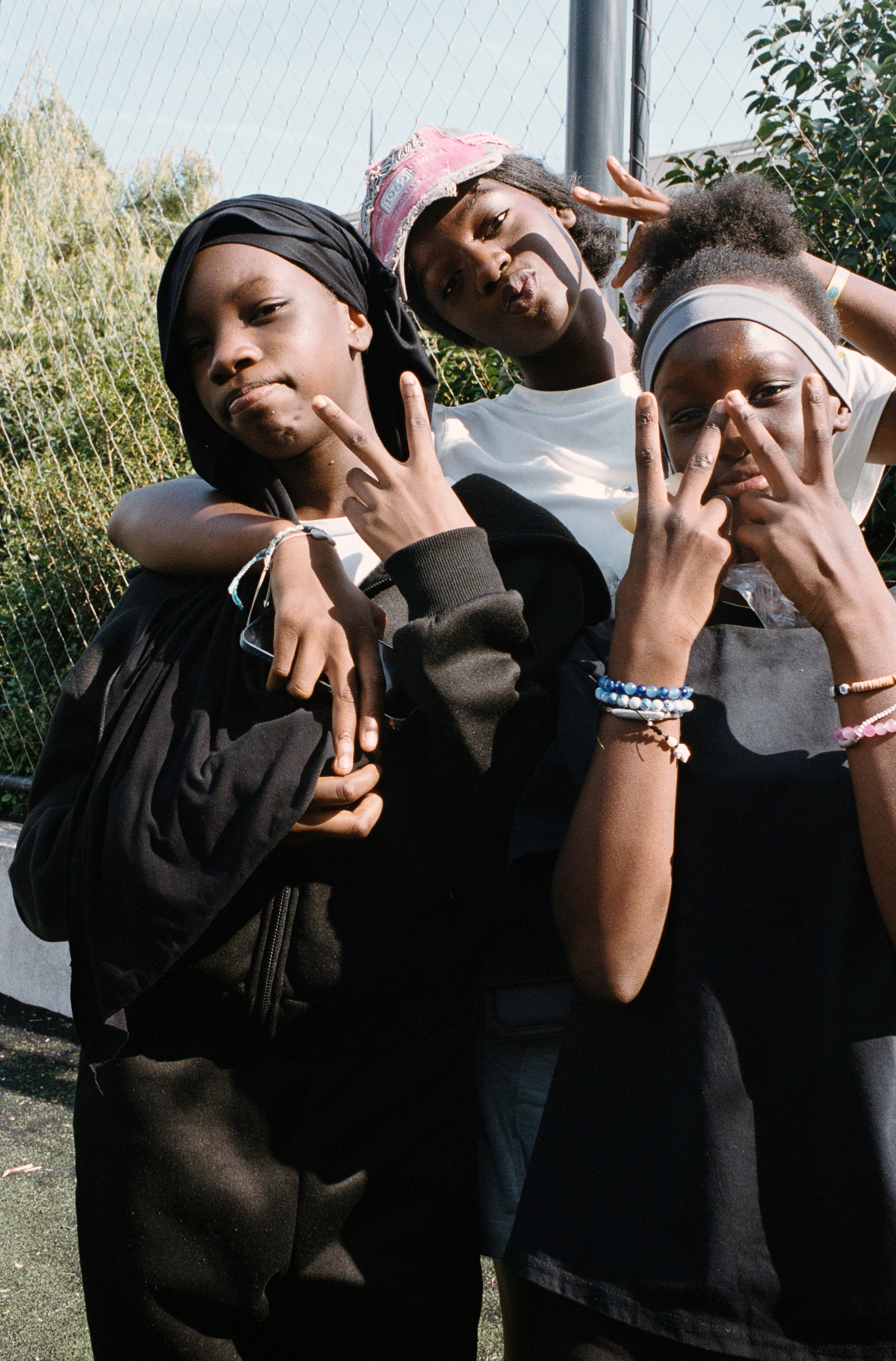 trois filles de La Noue font le V de la victoire