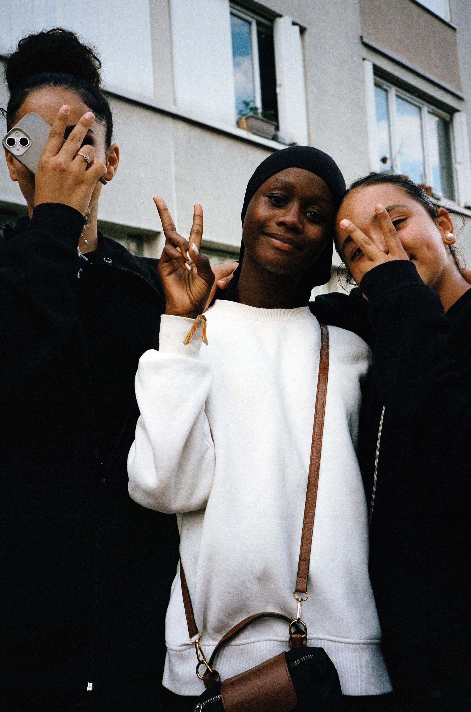 trois filles de La Noue devant un immeuble