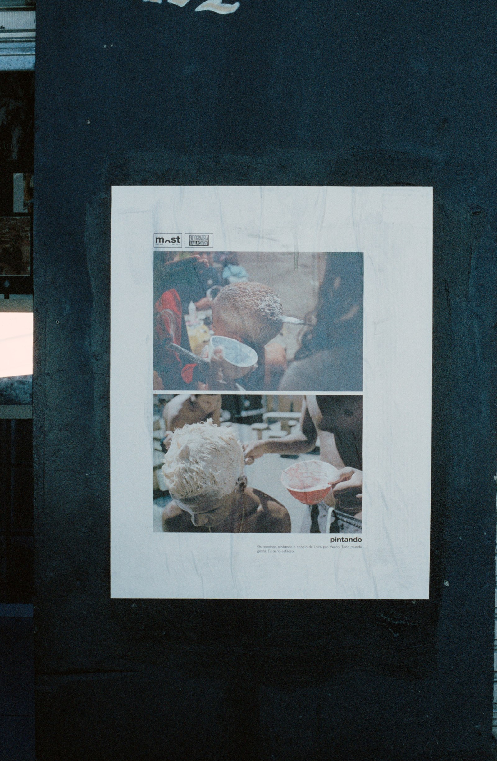 l’affiche « pintando » collée sur un mur noir
